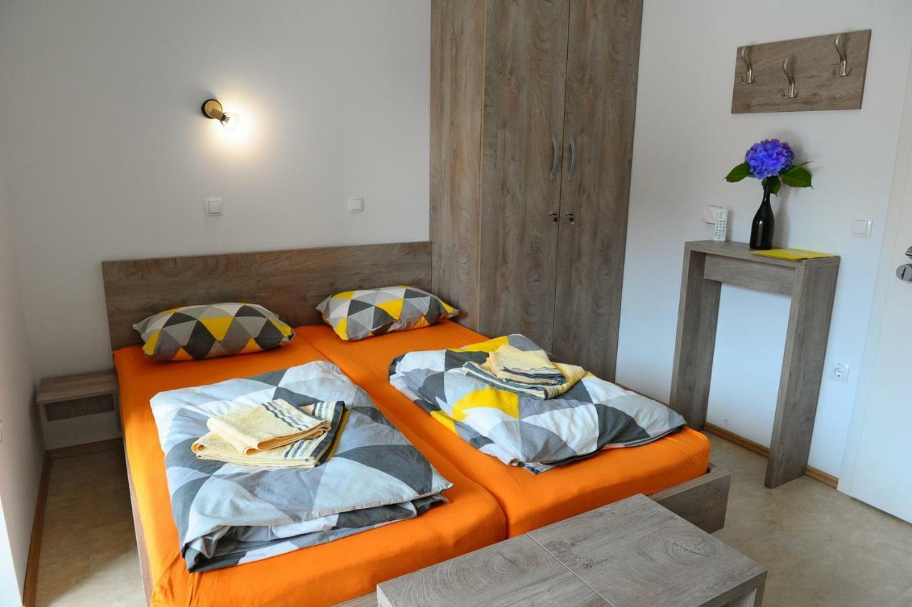 Hostel Ormoz Bagian luar foto